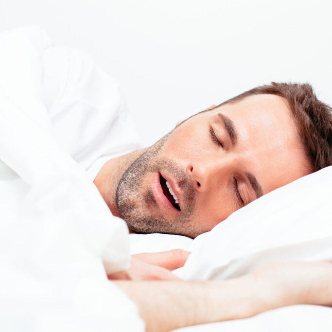 Ein schlafender Mann mit leicht geöffnetem Mund Ein schlafender Mann mit leicht geöffnetem Mund