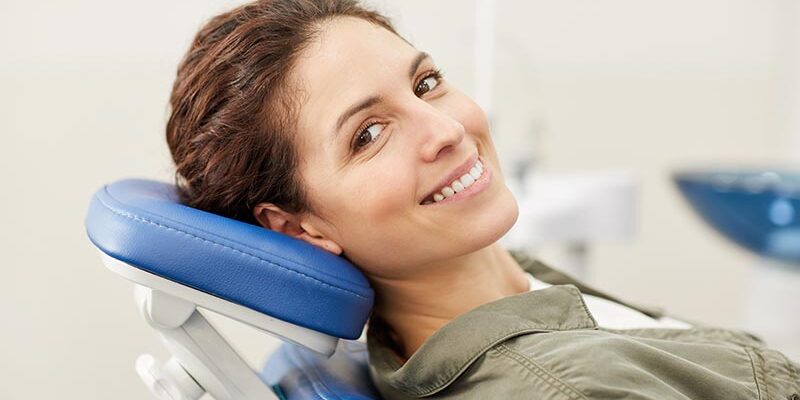 Schiefe Zähne bei Erwachsenen – wie kommt es zu erneuten Fehlstellungen?