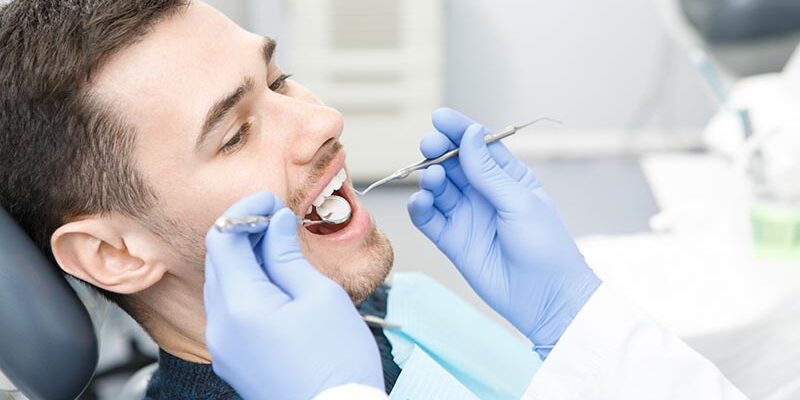 Zahnreport 2021: Frauen gehen häufiger zum Zahnarzt