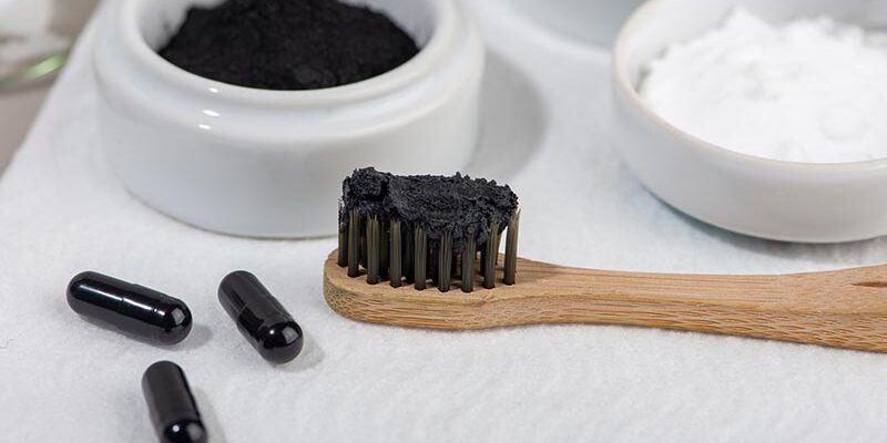 Zähne aufhellen mit Aktivkohle