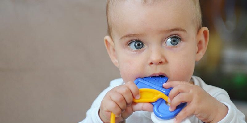 Wie können Sie Ihrem Baby beim Zahnen helfen?
