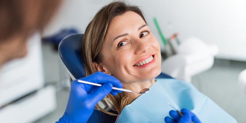 Wie kommt es zu freiliegenden Zahnhälsen?