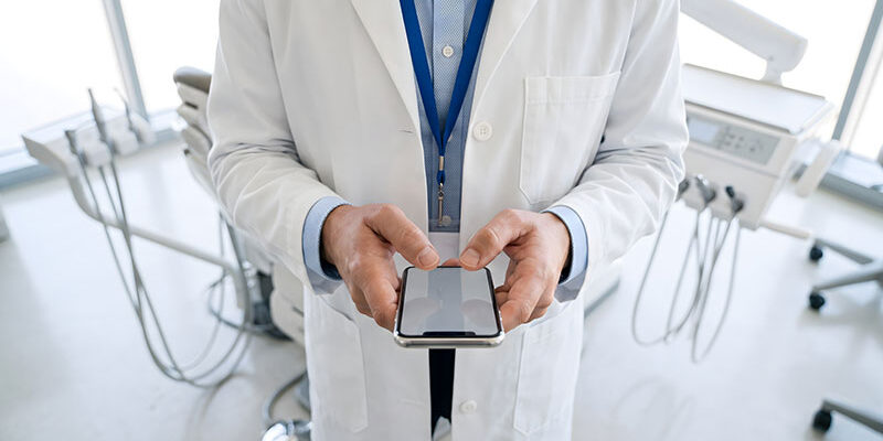 Smartphone statt Spezialkamera bei der Zahnfarbbestimmung?